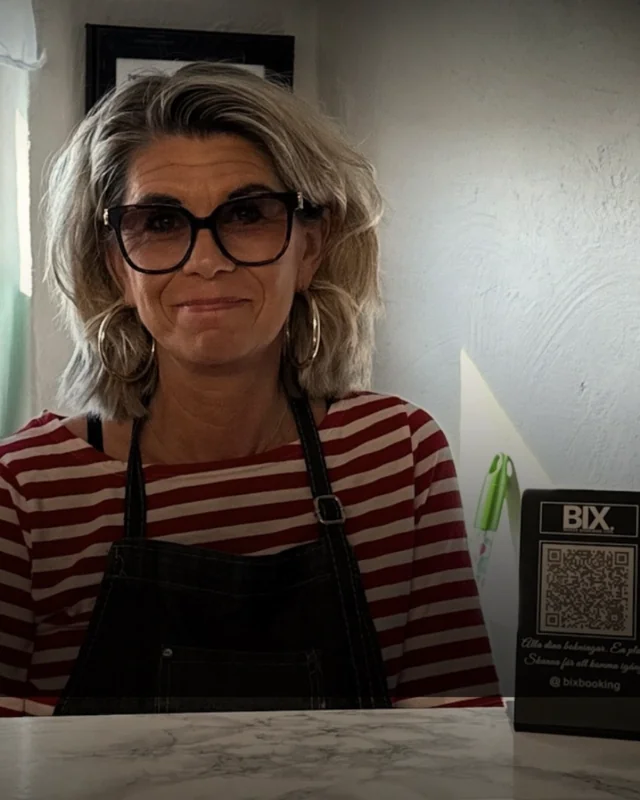 Sara i Nya Frillan vid disken, med BIX-dekalen bredvid
